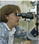 Centro Médico Constitución mujer realizando prueba oftalmológica